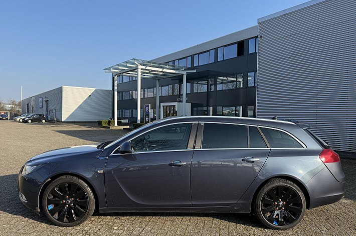 Opel Insignia Sports Tourer 2.0 T Sport , LEDER SPORTINTERIEUR, 19 INCH VELGEN, STOELVERWARMING, NAVI, CLIMA, CRUISE CONTROLE, SPORT EN TOUR STAND, TREKHAAK AFNEEMBAAR, NWE KOPPELING, ZGAN BANDEN, GROTE BEURT GEHAD, BOOSKIJKERS, 220PK, RIJDT PERFECT, ZIT HEERLIJK, KLAA