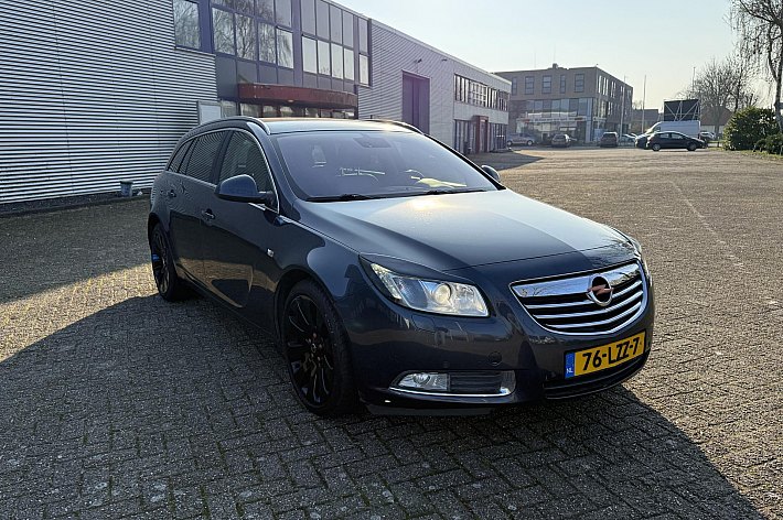 Opel Insignia Sports Tourer 2.0 T Sport , LEDER SPORTINTERIEUR, 19 INCH VELGEN, STOELVERWARMING, NAVI, CLIMA, CRUISE CONTROLE, SPORT EN TOUR STAND, TREKHAAK AFNEEMBAAR, NWE KOPPELING, ZGAN BANDEN, GROTE BEURT GEHAD, BOOSKIJKERS, 220PK, RIJDT PERFECT, ZIT HEERLIJK, KLAA