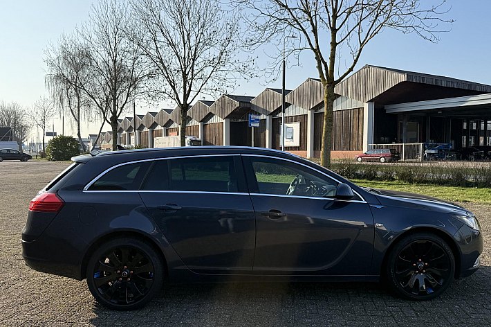Opel Insignia Sports Tourer 2.0 T Sport , LEDER SPORTINTERIEUR, 19 INCH VELGEN, STOELVERWARMING, NAVI, CLIMA, CRUISE CONTROLE, SPORT EN TOUR STAND, TREKHAAK AFNEEMBAAR, NWE KOPPELING, ZGAN BANDEN, GROTE BEURT GEHAD, BOOSKIJKERS, 220PK, RIJDT PERFECT, ZIT HEERLIJK, KLAA