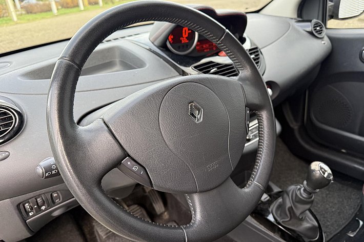 Renault Twingo 1.2 16V Dynamique , AIRCO, CRUISE CONTROLE, GOED RIJDENDE EN VROLIJKE TWINGO, ( STICKERS) , DISTRIBUTIE KAN NOG 70.0000 KM MEE,