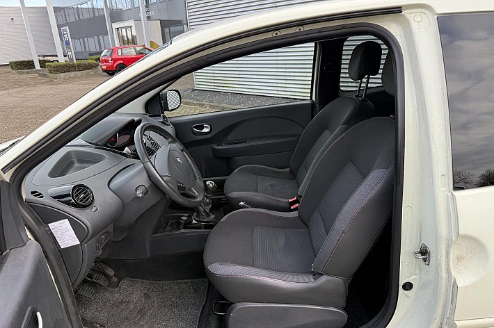 Renault Twingo 1.2 16V Dynamique , AIRCO, CRUISE CONTROLE, GOED RIJDENDE EN VROLIJKE TWINGO, ( STICKERS) , DISTRIBUTIE KAN NOG 70.0000 KM MEE,