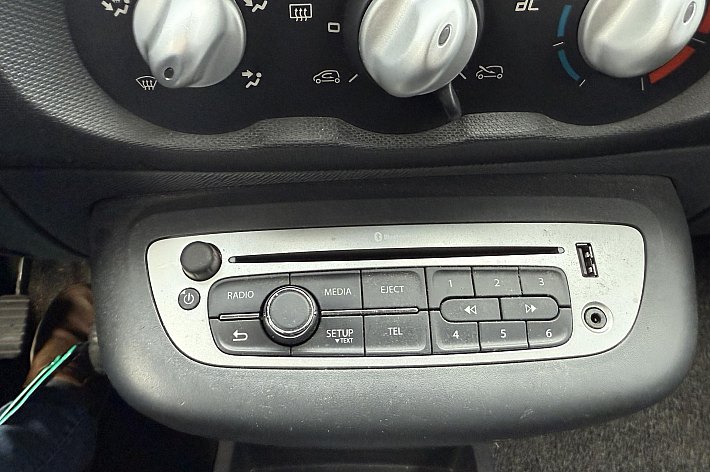 Renault Twingo 1.2 16V Dynamique , AIRCO, CRUISE CONTROLE, GOED RIJDENDE EN VROLIJKE TWINGO, ( STICKERS) , DISTRIBUTIE KAN NOG 70.0000 KM MEE,