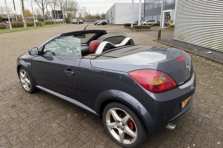 Opel Tigra TwinTop 1.8-16V Temptation NIEUWE APK, AIRCO, LEDER, GOED ONDERHOUDEN, RIJDT EN SCHAKELT PRIMA, ELECTRISCH DAK WERKT GOED, BESTUURDERSSTOEL HEEFT INSTAP BESCHADIGING, LEUKE GOEDKOPE CABRIO MET HARD DAK, ZO MEENEMEN, GEEN GARANTIE MOGELIJK IN DEZE PRIJSKLA