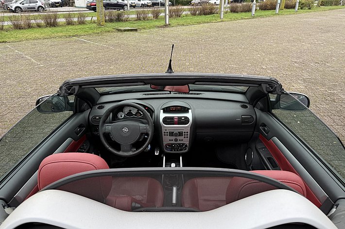 Opel Tigra TwinTop 1.8-16V Temptation NIEUWE APK, AIRCO, LEDER, GOED ONDERHOUDEN, RIJDT EN SCHAKELT PRIMA, ELECTRISCH DAK WERKT GOED, BESTUURDERSSTOEL HEEFT INSTAP BESCHADIGING, LEUKE GOEDKOPE CABRIO MET HARD DAK, ZO MEENEMEN, GEEN GARANTIE MOGELIJK IN DEZE PRIJSKLA