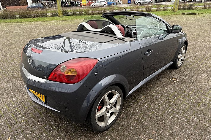 Opel Tigra TwinTop 1.8-16V Temptation NIEUWE APK, AIRCO, LEDER, GOED ONDERHOUDEN, RIJDT EN SCHAKELT PRIMA, ELECTRISCH DAK WERKT GOED, BESTUURDERSSTOEL HEEFT INSTAP BESCHADIGING, LEUKE GOEDKOPE CABRIO MET HARD DAK, ZO MEENEMEN, GEEN GARANTIE MOGELIJK IN DEZE PRIJSKLA