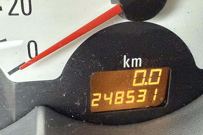 Opel Tigra TwinTop 1.8-16V Temptation NIEUWE APK, AIRCO, LEDER, GOED ONDERHOUDEN, RIJDT EN SCHAKELT PRIMA, ELECTRISCH DAK WERKT GOED, BESTUURDERSSTOEL HEEFT INSTAP BESCHADIGING, LEUKE GOEDKOPE CABRIO MET HARD DAK, ZO MEENEMEN, GEEN GARANTIE MOGELIJK IN DEZE PRIJSKLA