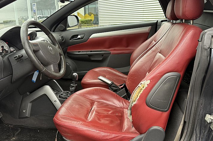 Opel Tigra TwinTop 1.8-16V Temptation , AIRCO, LEDER, GOED ONDERHOUDEN, RIJDT EN SCHAKELT PRIMA, ELECTRISCH DAK WERKT GOED, BESTUURDERSSTOEL HEEFT INSTAP BESCHADIGING, LEUKE GOEDKOPE CABRIO MET HARD DAK, ZO MEENEMEN, GEEN GARANTIE MOGELIJK IN DEZE PRIJSKLASSE, PROEF