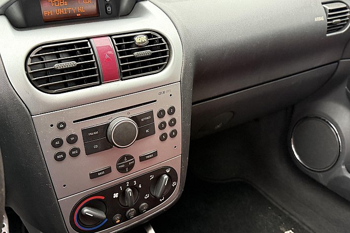 Opel Tigra TwinTop 1.8-16V Temptation , AIRCO, LEDER, GOED ONDERHOUDEN, RIJDT EN SCHAKELT PRIMA, ELECTRISCH DAK WERKT GOED, BESTUURDERSSTOEL HEEFT INSTAP BESCHADIGING, LEUKE GOEDKOPE CABRIO MET HARD DAK, ZO MEENEMEN, GEEN GARANTIE MOGELIJK IN DEZE PRIJSKLASSE, PROEF