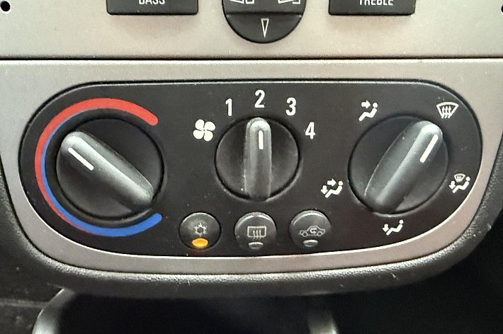 Opel Tigra TwinTop 1.8-16V Temptation NIEUWE APK, AIRCO, LEDER, GOED ONDERHOUDEN, RIJDT EN SCHAKELT PRIMA, ELECTRISCH DAK WERKT GOED, BESTUURDERSSTOEL HEEFT INSTAP BESCHADIGING, LEUKE GOEDKOPE CABRIO MET HARD DAK, ZO MEENEMEN, GEEN GARANTIE MOGELIJK IN DEZE PRIJSKLA