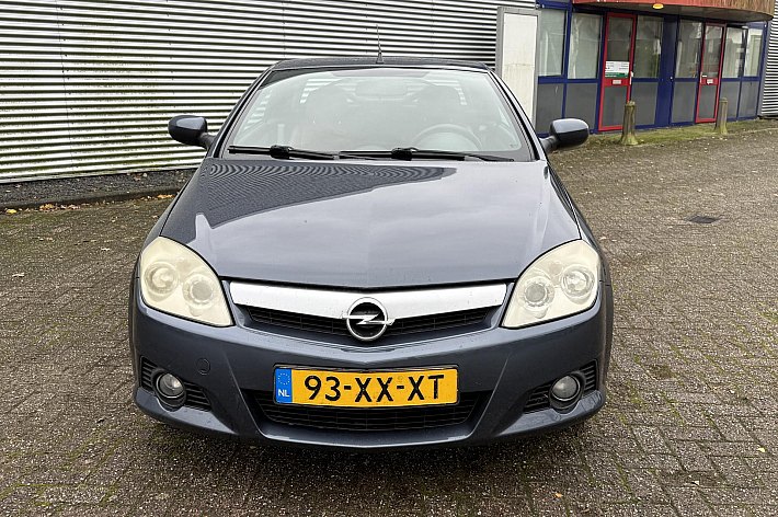 Opel Tigra TwinTop 1.8-16V Temptation NIEUWE APK, AIRCO, LEDER, GOED ONDERHOUDEN, RIJDT EN SCHAKELT PRIMA, ELECTRISCH DAK WERKT GOED, BESTUURDERSSTOEL HEEFT INSTAP BESCHADIGING, LEUKE GOEDKOPE CABRIO MET HARD DAK, ZO MEENEMEN, GEEN GARANTIE MOGELIJK IN DEZE PRIJSKLA