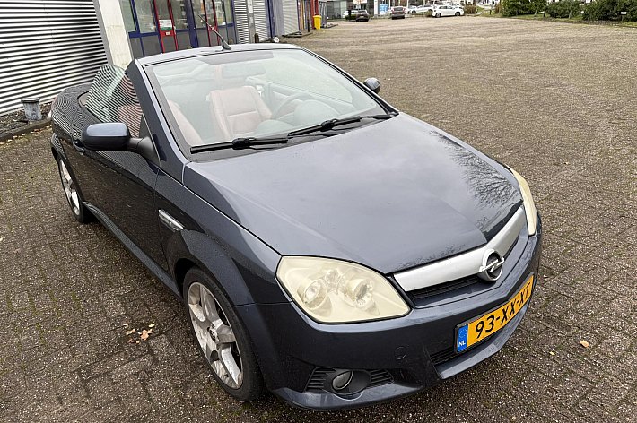 Opel Tigra TwinTop 1.8-16V Temptation , AIRCO, LEDER, GOED ONDERHOUDEN, RIJDT EN SCHAKELT PRIMA, ELECTRISCH DAK WERKT GOED, BESTUURDERSSTOEL HEEFT INSTAP BESCHADIGING, LEUKE GOEDKOPE CABRIO MET HARD DAK, ZO MEENEMEN, GEEN GARANTIE MOGELIJK IN DEZE PRIJSKLASSE, PROEF