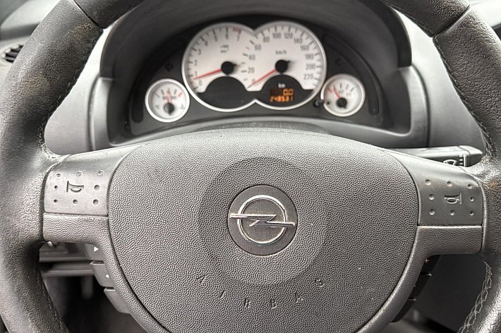 Opel Tigra TwinTop 1.8-16V Temptation NIEUWE APK, AIRCO, LEDER, GOED ONDERHOUDEN, RIJDT EN SCHAKELT PRIMA, ELECTRISCH DAK WERKT GOED, BESTUURDERSSTOEL HEEFT INSTAP BESCHADIGING, LEUKE GOEDKOPE CABRIO MET HARD DAK, ZO MEENEMEN, GEEN GARANTIE MOGELIJK IN DEZE PRIJSKLA