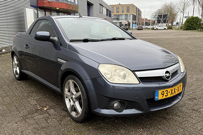 Opel Tigra TwinTop 1.8-16V Temptation NIEUWE APK, AIRCO, LEDER, GOED ONDERHOUDEN, RIJDT EN SCHAKELT PRIMA, ELECTRISCH DAK WERKT GOED, BESTUURDERSSTOEL HEEFT INSTAP BESCHADIGING, LEUKE GOEDKOPE CABRIO MET HARD DAK, ZO MEENEMEN, GEEN GARANTIE MOGELIJK IN DEZE PRIJSKLA