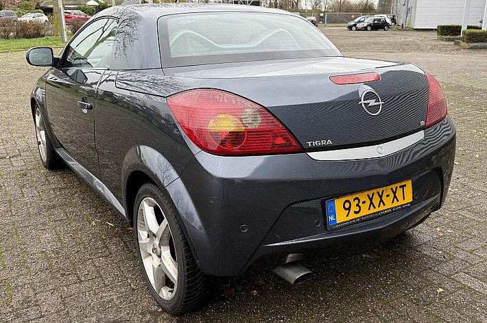 Opel Tigra TwinTop 1.8-16V Temptation , AIRCO, LEDER, GOED ONDERHOUDEN, RIJDT EN SCHAKELT PRIMA, ELECTRISCH DAK WERKT GOED, BESTUURDERSSTOEL HEEFT INSTAP BESCHADIGING, LEUKE GOEDKOPE CABRIO MET HARD DAK, ZO MEENEMEN, GEEN GARANTIE MOGELIJK IN DEZE PRIJSKLASSE, PROEF