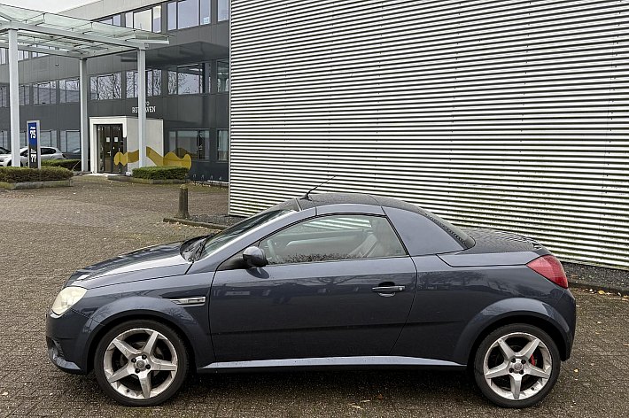 Opel Tigra TwinTop 1.8-16V Temptation NIEUWE APK, AIRCO, LEDER, GOED ONDERHOUDEN, RIJDT EN SCHAKELT PRIMA, ELECTRISCH DAK WERKT GOED, BESTUURDERSSTOEL HEEFT INSTAP BESCHADIGING, LEUKE GOEDKOPE CABRIO MET HARD DAK, ZO MEENEMEN, GEEN GARANTIE MOGELIJK IN DEZE PRIJSKLA