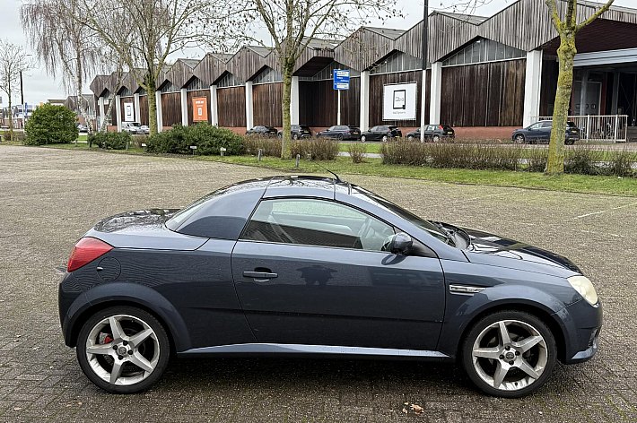 Opel Tigra TwinTop 1.8-16V Temptation , AIRCO, LEDER, GOED ONDERHOUDEN, RIJDT EN SCHAKELT PRIMA, ELECTRISCH DAK WERKT GOED, BESTUURDERSSTOEL HEEFT INSTAP BESCHADIGING, LEUKE GOEDKOPE CABRIO MET HARD DAK, ZO MEENEMEN, GEEN GARANTIE MOGELIJK IN DEZE PRIJSKLASSE, PROEF