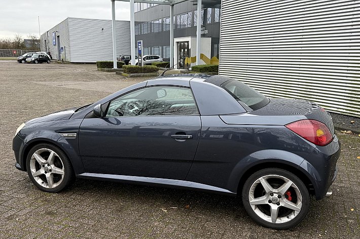 Opel Tigra TwinTop 1.8-16V Temptation , AIRCO, LEDER, GOED ONDERHOUDEN, RIJDT EN SCHAKELT PRIMA, ELECTRISCH DAK WERKT GOED, BESTUURDERSSTOEL HEEFT INSTAP BESCHADIGING, LEUKE GOEDKOPE CABRIO MET HARD DAK, ZO MEENEMEN, GEEN GARANTIE MOGELIJK IN DEZE PRIJSKLASSE, PROEF