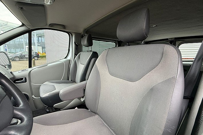 Renault Trafic 2.0 dCi T29 L2H1 DC Générique , CRUISE CONTROLE, AIRCO, ELECTR RAMEN, TREKHAAK, NAVIGATIE, PDC, 6 BAK, RIJDT ZEER GOED, GOED ONDERHOUDEN,