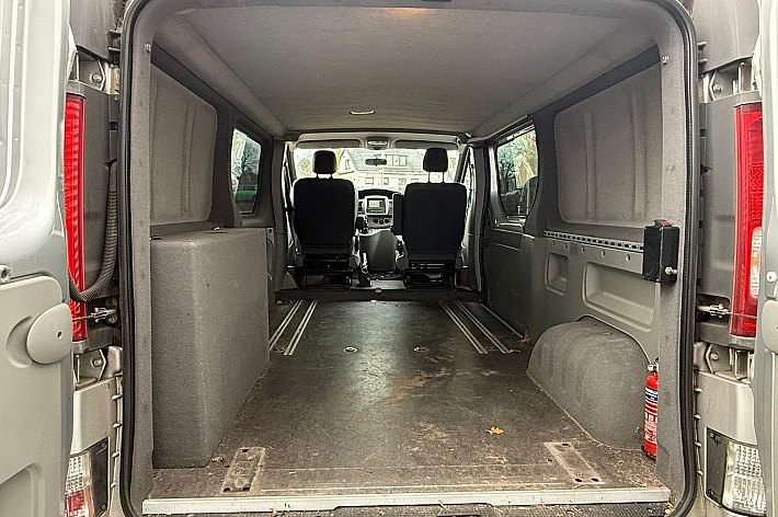 Renault Trafic 2.0 dCi T29 L2H1 DC Générique , CRUISE CONTROLE, AIRCO, ELECTR RAMEN, TREKHAAK, NAVIGATIE, PDC, 6 BAK, RIJDT ZEER GOED, GOED ONDERHOUDEN,