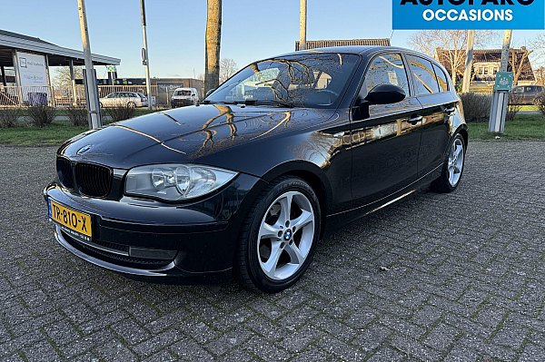 BMW 1-serie 120i Executive , SPORT INTERIEUR/STOELEN, AIRCO, 170 PK UITVOERING, 6 BAK, GROOT ANDROID SCHERM MET NAVI, CARPLAY, RIJDT EN SCHAKELT SUPER, 5 DEURS, INGERUILD VOOR DE LIEFHEBBER VOOR SCHERPE MEENEEMPRIJS
