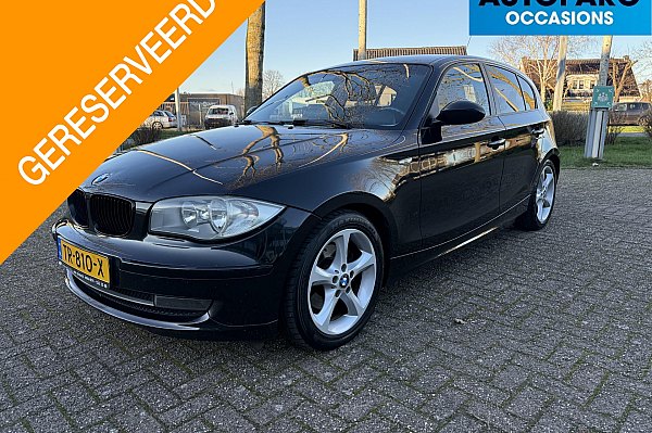BMW 1-serie 120i Executive , SPORT INTERIEUR/STOELEN, AIRCO, 170 PK UITVOERING, 6 BAK, GROOT ANDROID SCHERM MET NAVI, CARPLAY, RIJDT EN SCHAKELT SUPER, 5 DEURS, INGERUILD VOOR DE LIEFHEBBER VOOR SCHERPE MEENEEMPRIJS
