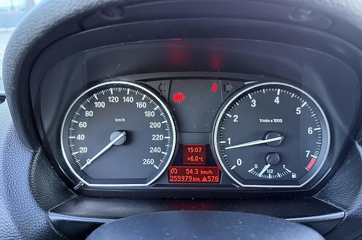 BMW 1-serie 120i Executive , SPORT INTERIEUR/STOELEN, AIRCO, 170 PK UITVOERING, 6 BAK, GROOT ANDRIOD SCHERM MET NAVI, CARPLAY, RIJDT EN SCHAKELT SUPER, 5 DEURS, INGERUILD VOOR DE LIEFHEBBER VOOR SCHERPE MEENEEMPRIJS