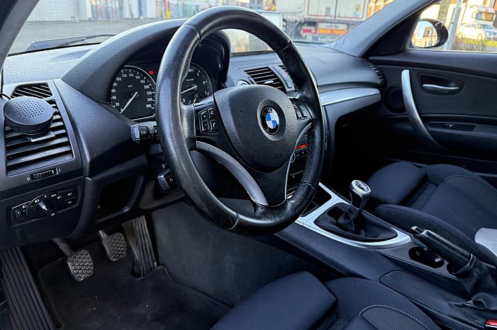 BMW 1-serie 120i Executive , SPORT INTERIEUR/STOELEN, AIRCO, 170 PK UITVOERING, 6 BAK, GROOT ANDRIOD SCHERM MET NAVI, CARPLAY, RIJDT EN SCHAKELT SUPER, 5 DEURS, INGERUILD VOOR DE LIEFHEBBER VOOR SCHERPE MEENEEMPRIJS
