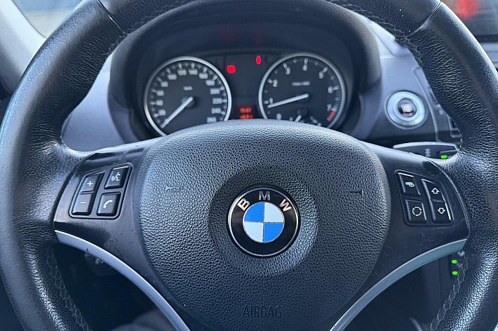 BMW 1-serie 120i Executive , SPORT INTERIEUR/STOELEN, AIRCO, 170 PK UITVOERING, 6 BAK, GROOT ANDRIOD SCHERM MET NAVI, CARPLAY, RIJDT EN SCHAKELT SUPER, 5 DEURS, INGERUILD VOOR DE LIEFHEBBER VOOR SCHERPE MEENEEMPRIJS