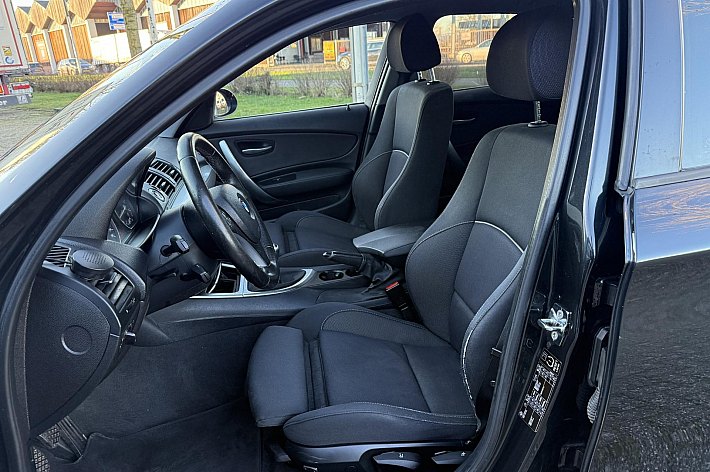 BMW 1-serie 120i Executive , SPORT INTERIEUR/STOELEN, AIRCO, 170 PK UITVOERING, 6 BAK, GROOT ANDRIOD SCHERM MET NAVI, CARPLAY, RIJDT EN SCHAKELT SUPER, 5 DEURS, INGERUILD VOOR DE LIEFHEBBER VOOR SCHERPE MEENEEMPRIJS