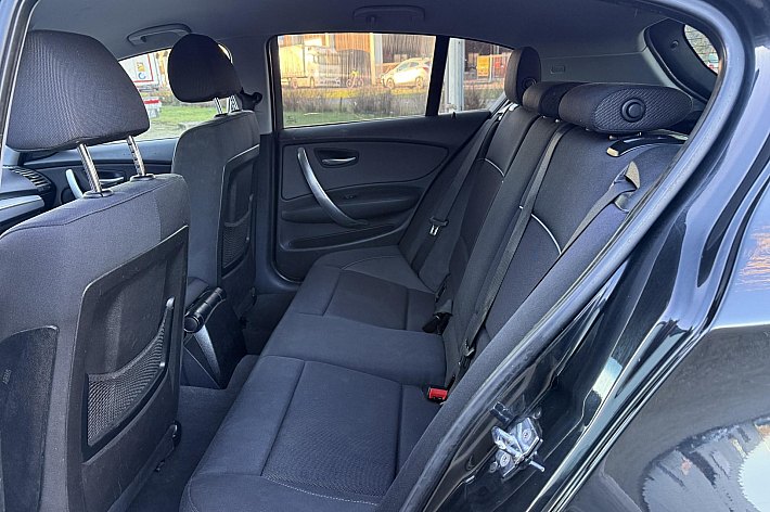 BMW 1-serie 120i Executive , SPORT INTERIEUR/STOELEN, AIRCO, 170 PK UITVOERING, 6 BAK, GROOT ANDRIOD SCHERM MET NAVI, CARPLAY, RIJDT EN SCHAKELT SUPER, 5 DEURS, INGERUILD VOOR DE LIEFHEBBER VOOR SCHERPE MEENEEMPRIJS