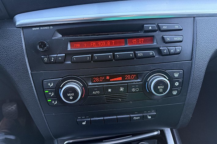 BMW 1-serie 120i Executive , SPORT INTERIEUR/STOELEN, AIRCO, 170 PK UITVOERING, 6 BAK, GROOT ANDRIOD SCHERM MET NAVI, CARPLAY, RIJDT EN SCHAKELT SUPER, 5 DEURS, INGERUILD VOOR DE LIEFHEBBER VOOR SCHERPE MEENEEMPRIJS