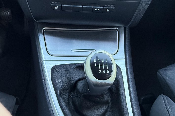 BMW 1-serie 120i Executive , SPORT INTERIEUR/STOELEN, AIRCO, 170 PK UITVOERING, 6 BAK, GROOT ANDRIOD SCHERM MET NAVI, CARPLAY, RIJDT EN SCHAKELT SUPER, 5 DEURS, INGERUILD VOOR DE LIEFHEBBER VOOR SCHERPE MEENEEMPRIJS