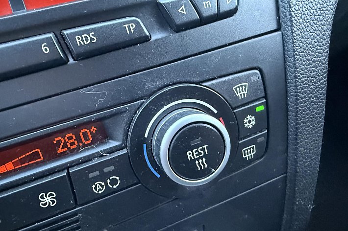 BMW 1-serie 120i Executive , SPORT INTERIEUR/STOELEN, AIRCO, 170 PK UITVOERING, 6 BAK, GROOT ANDRIOD SCHERM MET NAVI, CARPLAY, RIJDT EN SCHAKELT SUPER, 5 DEURS, INGERUILD VOOR DE LIEFHEBBER VOOR SCHERPE MEENEEMPRIJS