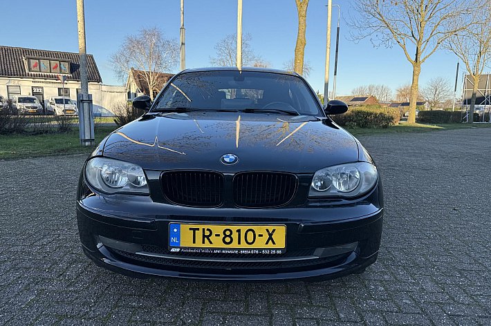 BMW 1-serie 120i Executive , SPORT INTERIEUR/STOELEN, AIRCO, 170 PK UITVOERING, 6 BAK, GROOT ANDRIOD SCHERM MET NAVI, CARPLAY, RIJDT EN SCHAKELT SUPER, 5 DEURS, INGERUILD VOOR DE LIEFHEBBER VOOR SCHERPE MEENEEMPRIJS