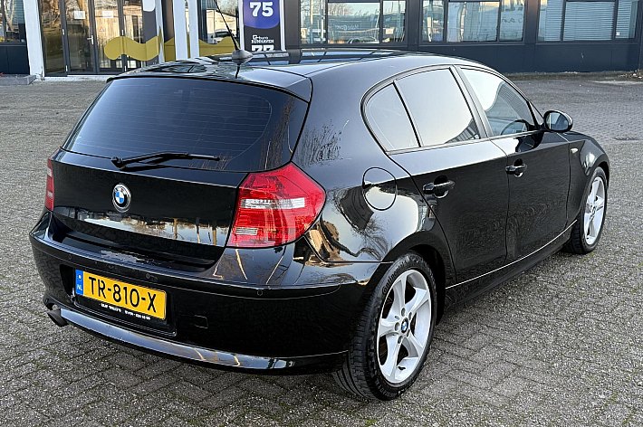 BMW 1-serie 120i Executive , SPORT INTERIEUR/STOELEN, AIRCO, 170 PK UITVOERING, 6 BAK, GROOT ANDRIOD SCHERM MET NAVI, CARPLAY, RIJDT EN SCHAKELT SUPER, 5 DEURS, INGERUILD VOOR DE LIEFHEBBER VOOR SCHERPE MEENEEMPRIJS
