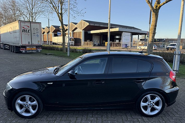 BMW 1-serie 120i Executive , SPORT INTERIEUR/STOELEN, AIRCO, 170 PK UITVOERING, 6 BAK, GROOT ANDRIOD SCHERM MET NAVI, CARPLAY, RIJDT EN SCHAKELT SUPER, 5 DEURS, INGERUILD VOOR DE LIEFHEBBER VOOR SCHERPE MEENEEMPRIJS