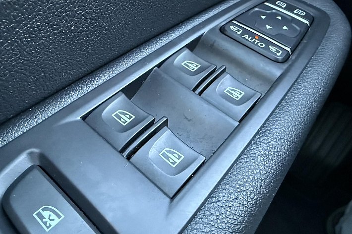 Renault Captur 1.2 TCe Intens , KEYLESS, CARPLAY, NAVI, TREKHAAK, CRUISE CONTROLE, ZELF IN PARKEER FUNCTIE, ACHTERUITRIJ CAMERA, DEALERONDERHOUDEN, BOEKJES, NL AUTO, RUIM UITGEVOERDE AUTOMAAT MET LAGE KMS