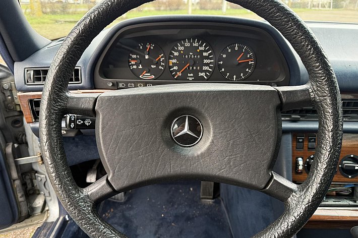 Mercedes-Benz S-Klasse 280 S , AIRCO, VOLLEDER INTERIEUR, SCHUIF/KANTELDAK, NIEUWE SCHOKBREKERS, NWE REMMEN, NWE CONTINENTAL BANDEN, 4 X ELECTRISCHE RAMEN, RECHTER BUITEN SPIEGEL ELECTRISCH, 167.548 KM, BOEKJES AANWEZIG, MOTOR VOLLEDIGE REVISIE GEHAD, NWE CARBERATUR, MOTOR LOOP