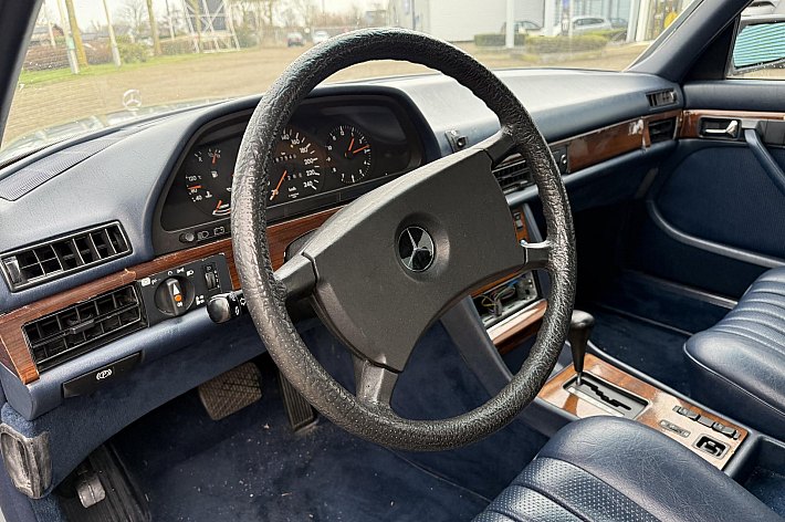 Mercedes-Benz S-Klasse 280 S , AIRCO, VOLLEDER INTERIEUR, SCHUIF/KANTELDAK, NIEUWE SCHOKBREKERS, NWE REMMEN, NWE CONTINENTAL BANDEN, 4 X ELECTRISCHE RAMEN, RECHTER BUITEN SPIEGEL ELECTRISCH, 167.548 KM, BOEKJES AANWEZIG, MOTOR VOLLEDIGE REVISIE GEHAD, NWE CARBERATUR, MOTOR LOOP
