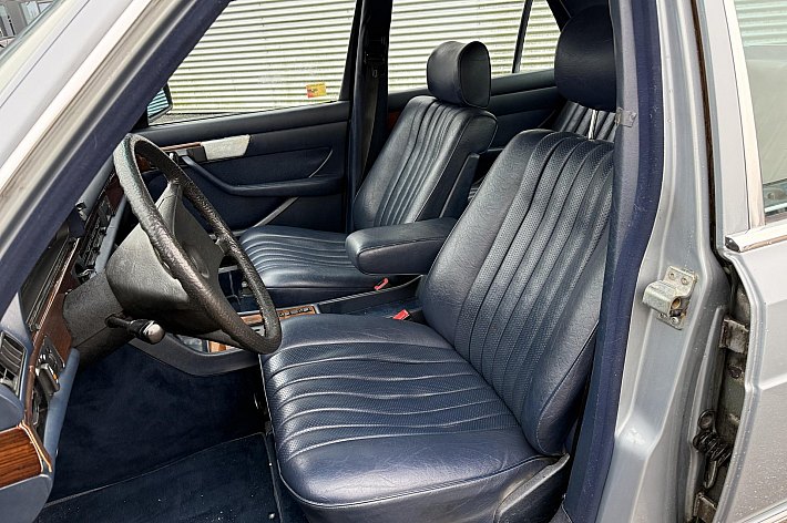 Mercedes-Benz S-Klasse 280 S , AIRCO, VOLLEDER INTERIEUR, SCHUIF/KANTELDAK, NIEUWE SCHOKBREKERS, NWE REMMEN, NWE CONTINENTAL BANDEN, 4 X ELECTRISCHE RAMEN, RECHTER BUITEN SPIEGEL ELECTRISCH, 167.548 KM, BOEKJES AANWEZIG, MOTOR VOLLEDIGE REVISIE GEHAD, NWE CARBERATUR, MOTOR LOOP