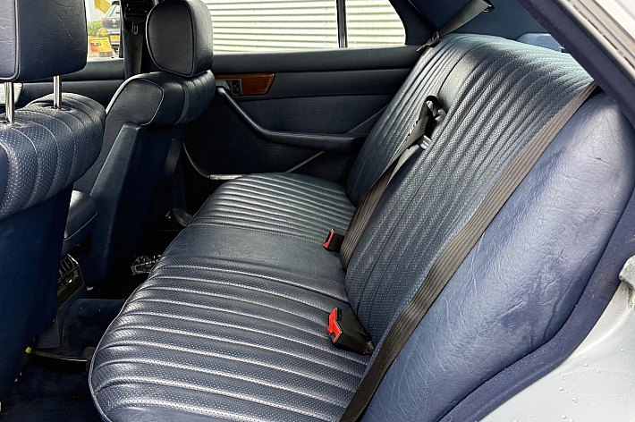 Mercedes-Benz S-Klasse 280 S , AIRCO, VOLLEDER INTERIEUR, SCHUIF/KANTELDAK, NIEUWE SCHOKBREKERS, NWE REMMEN, NWE CONTINENTAL BANDEN, 4 X ELECTRISCHE RAMEN, RECHTER BUITEN SPIEGEL ELECTRISCH, 167.548 KM, BOEKJES AANWEZIG, MOTOR VOLLEDIGE REVISIE GEHAD, NWE CARBERATUR, MOTOR LOOP