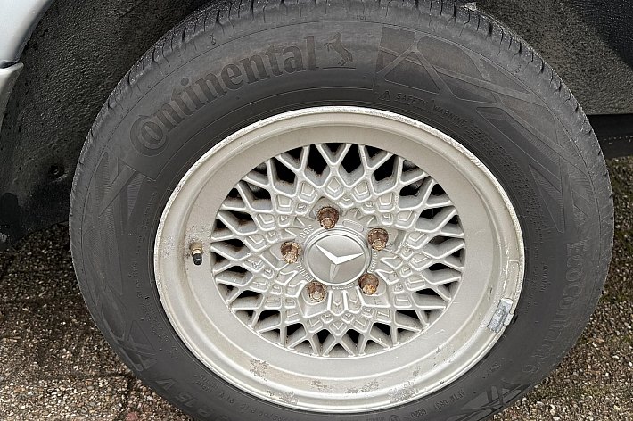 Mercedes-Benz S-Klasse 280 S , AIRCO, VOLLEDER INTERIEUR, SCHUIF/KANTELDAK, NIEUWE SCHOKBREKERS, NWE REMMEN, NWE CONTINETAL BANDEN, 4 X ELECTRISCHE RAMEN, RECHTER BUITEN SPIEGEL ELECTRISCH, 167.548 KM, BOEKJES AANWEZIG, MOTOR VOLLEDIGE REVISIE GEHAD, NWE CARBERATUR, MOTOR LOOPT