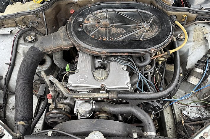 Mercedes-Benz S-Klasse 280 S , AIRCO, VOLLEDER INTERIEUR, SCHUIF/KANTELDAK, NIEUWE SCHOKBREKERS, NWE REMMEN, NWE CONTINETAL BANDEN, 4 X ELECTRISCHE RAMEN, RECHTER BUITEN SPIEGEL ELECTRISCH, 167.548 KM, BOEKJES AANWEZIG, MOTOR VOLLEDIGE REVISIE GEHAD, NWE CARBERATUR, MOTOR LOOPT