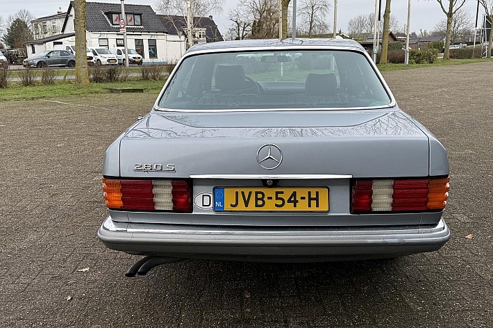 Mercedes-Benz S-Klasse 280 S , AIRCO, VOLLEDER INTERIEUR, SCHUIF/KANTELDAK, NIEUWE SCHOKBREKERS, NWE REMMEN, NWE CONTINETAL BANDEN, 4 X ELECTRISCHE RAMEN, RECHTER BUITEN SPIEGEL ELECTRISCH, 167.548 KM, BOEKJES AANWEZIG, MOTOR VOLLEDIGE REVISIE GEHAD, NWE CARBERATUR, MOTOR LOOPT