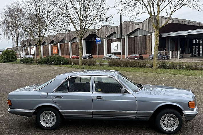Mercedes-Benz S-Klasse 280 S , AIRCO, VOLLEDER INTERIEUR, SCHUIF/KANTELDAK, NIEUWE SCHOKBREKERS, NWE REMMEN, NWE CONTINENTAL BANDEN, 4 X ELECTRISCHE RAMEN, RECHTER BUITEN SPIEGEL ELECTRISCH, 167.548 KM, BOEKJES AANWEZIG, MOTOR VOLLEDIGE REVISIE GEHAD, NWE CARBERATUR, MOTOR LOOP