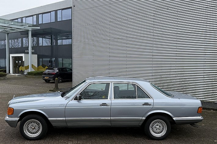 Mercedes-Benz S-Klasse 280 S , AIRCO, VOLLEDER INTERIEUR, SCHUIF/KANTELDAK, NIEUWE SCHOKBREKERS, NWE REMMEN, NWE CONTINENTAL BANDEN, 4 X ELECTRISCHE RAMEN, RECHTER BUITEN SPIEGEL ELECTRISCH, 167.548 KM, BOEKJES AANWEZIG, MOTOR VOLLEDIGE REVISIE GEHAD, NWE CARBERATUR, MOTOR LOOP