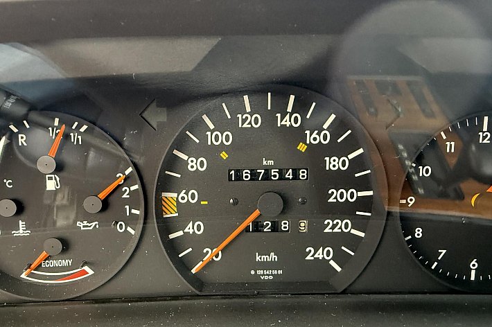 Mercedes-Benz S-Klasse 280 S , AIRCO, VOLLEDER INTERIEUR, SCHUIF/KANTELDAK, NIEUWE SCHOKBREKERS, NWE REMMEN, NWE CONTINENTAL BANDEN, 4 X ELECTRISCHE RAMEN, RECHTER BUITEN SPIEGEL ELECTRISCH, 167.548 KM, BOEKJES AANWEZIG, MOTOR VOLLEDIGE REVISIE GEHAD, NWE CARBERATUR, MOTOR LOOP