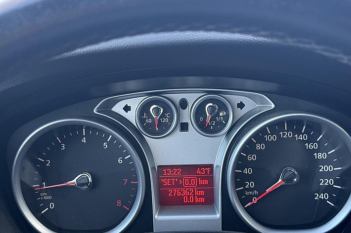 Ford FOCUS Wagon 1.6 Titanium , AIRCO, CRUISE, TREKHAAK, INRUILER RIJDT GOED, RADIO/NAVI WERKT NIET, APK 22-6-2026, ZO MEENEMEN VOOR DE LIEFHEBBER, NAKIJKEN EN PROEFRIJDEN GEEN PROBLEEM, GARANTIE GEEN.