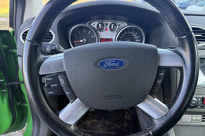 Ford FOCUS Wagon 1.6 Titanium , AIRCO, CRUISE, TREKHAAK, INRUILER RIJDT GOED, RADIO/NAVI WERKT NIET, APK 22-6-2026, ZO MEENEMEN VOOR DE LIEFHEBBER, NAKIJKEN EN PROEFRIJDEN GEEN PROBLEEM, GARANTIE GEEN.