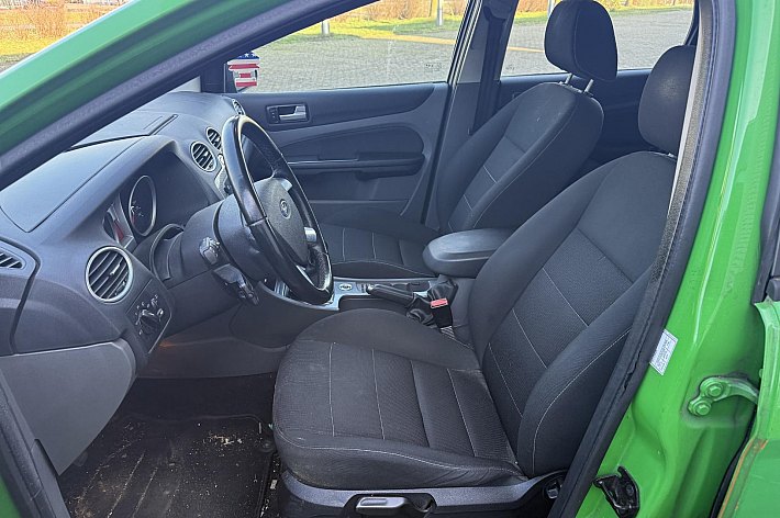 Ford FOCUS Wagon 1.6 Titanium , AIRCO, CRUISE, TREKHAAK, INRUILER RIJDT GOED, RADIO/NAVI WERKT NIET, APK 22-6-2026, ZO MEENEMEN VOOR DE LIEFHEBBER, NAKIJKEN EN PROEFRIJDEN GEEN PROBLEEM, GARANTIE GEEN.